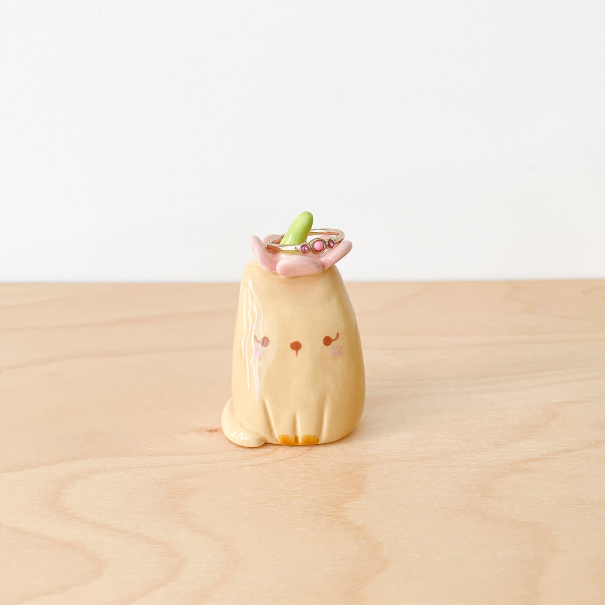 Caramel Daisy Cat Ring Holder