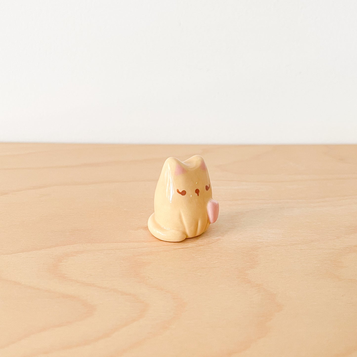 Heart Caramel Cat Desk Pal