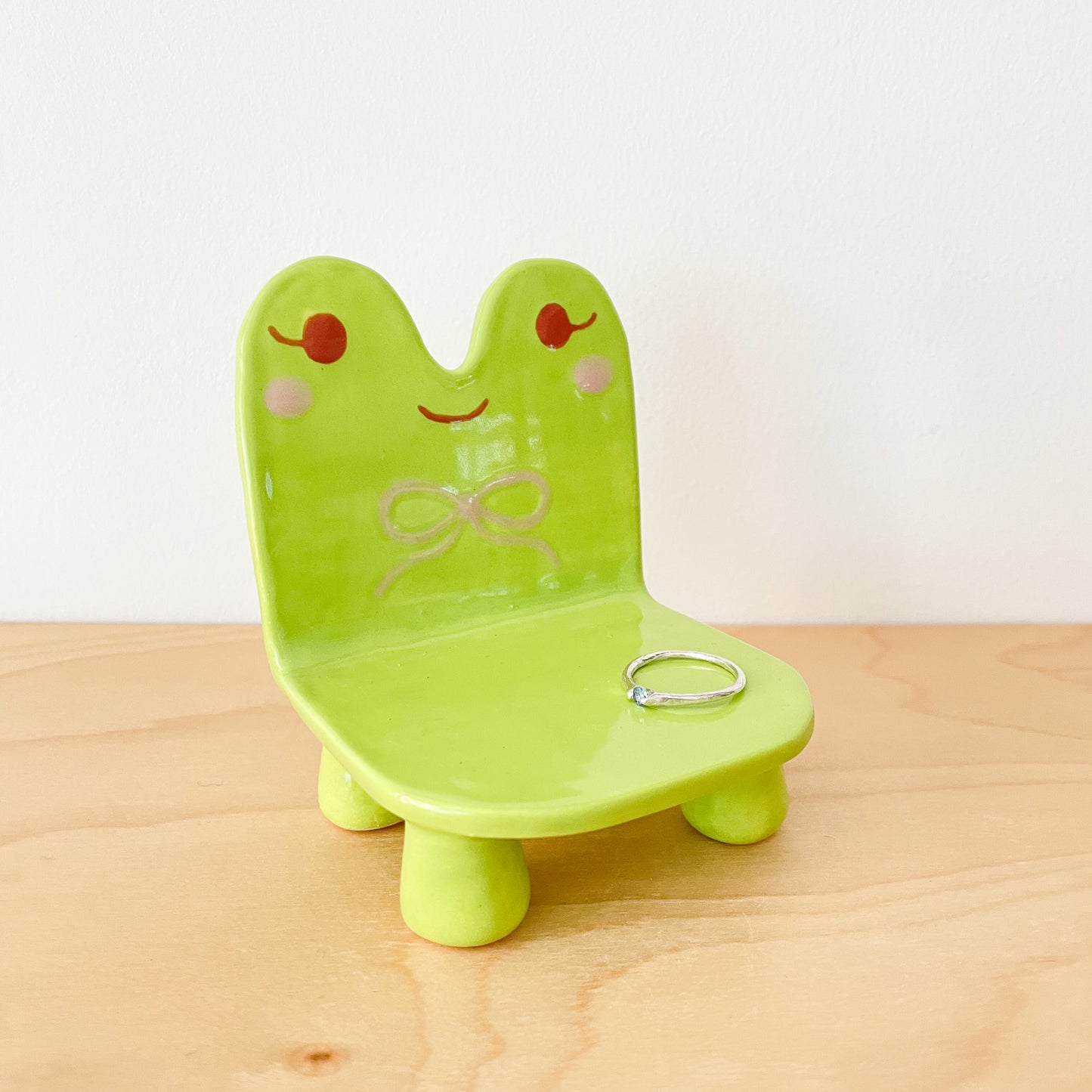 Froggy Trinket Chair (Pink Bow)