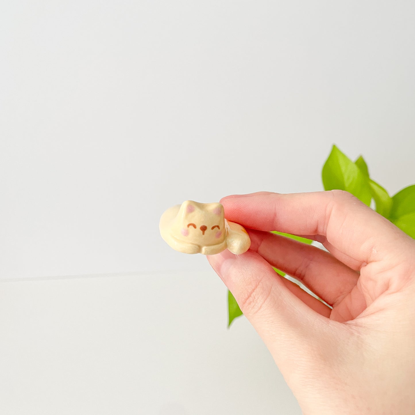 Brown Sleepy Cat Desk Pal