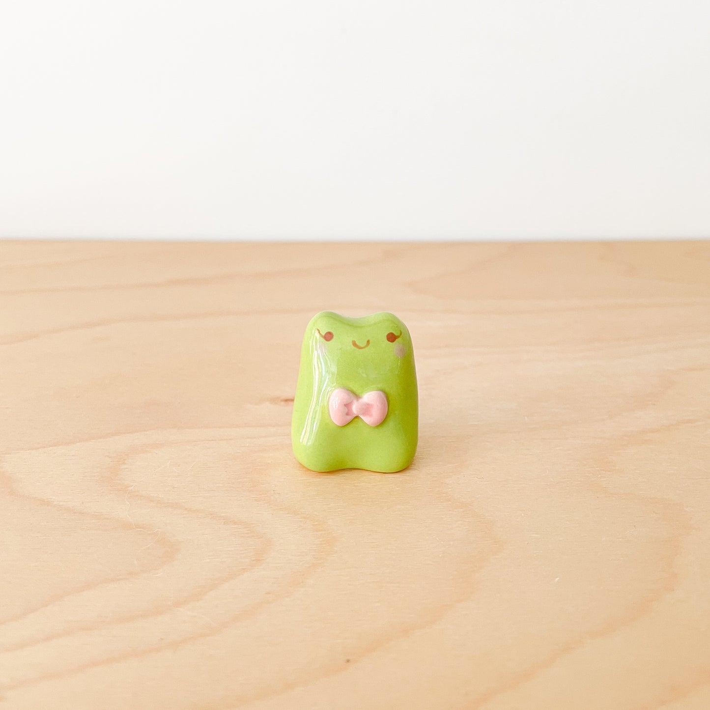 Bow Frog Desk Pal