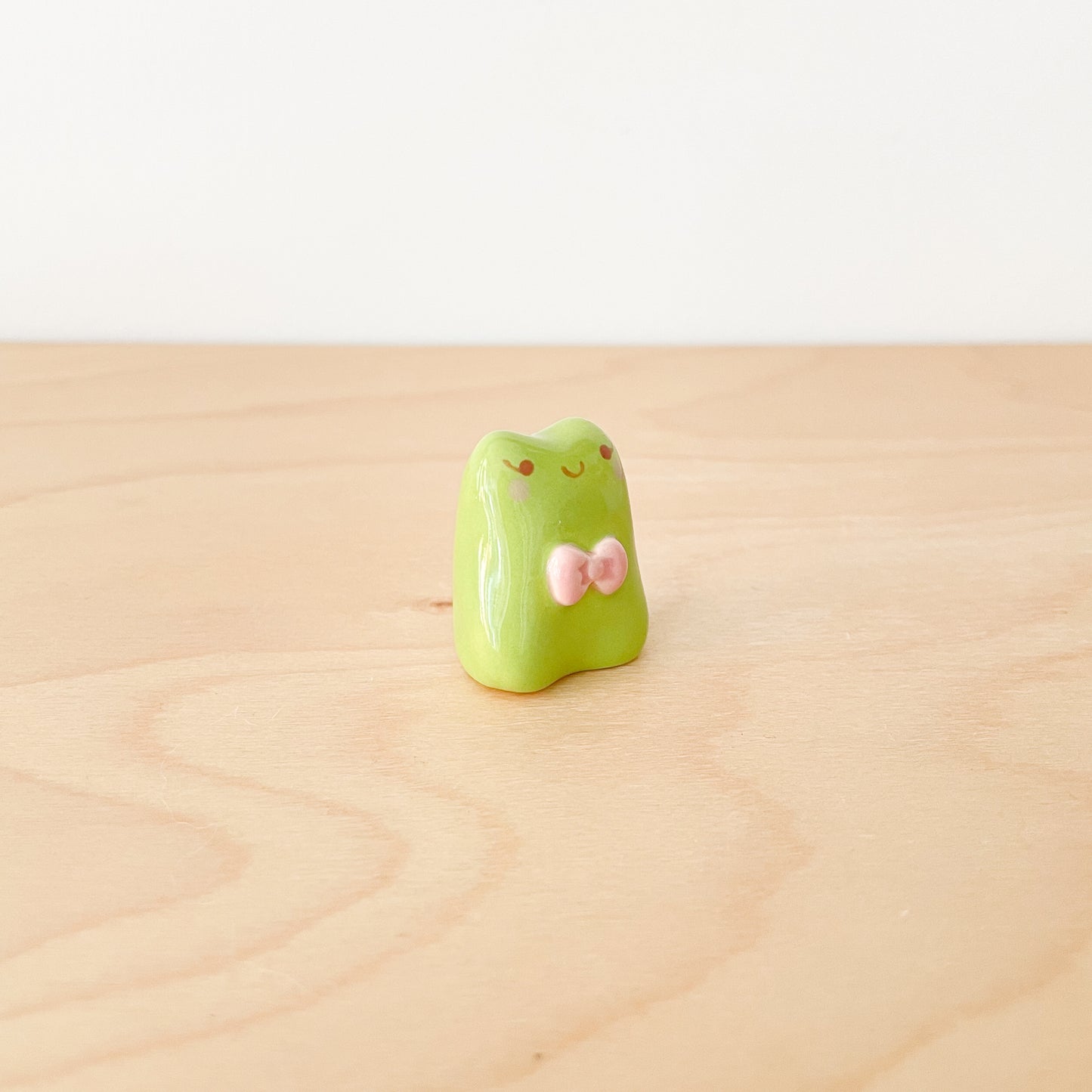 Bow Frog Desk Pal