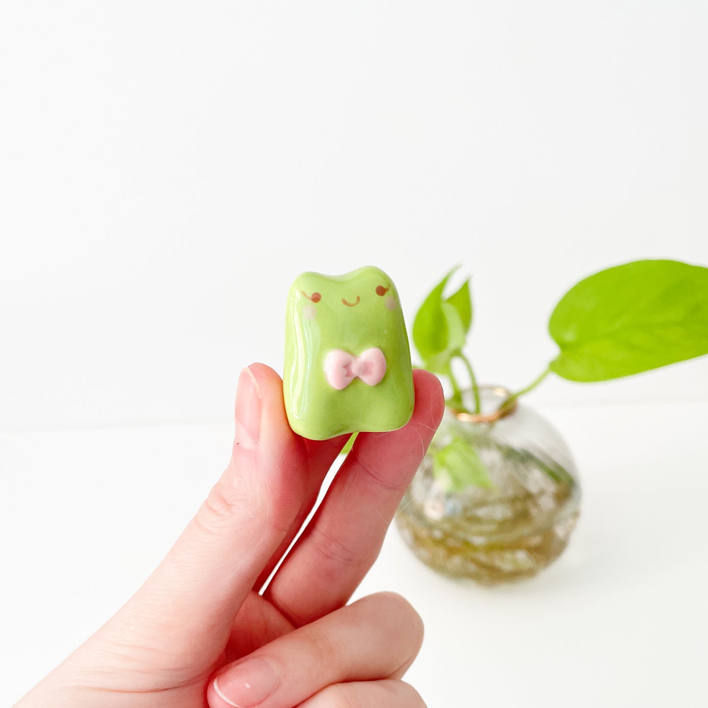 Bow Frog Desk Pal